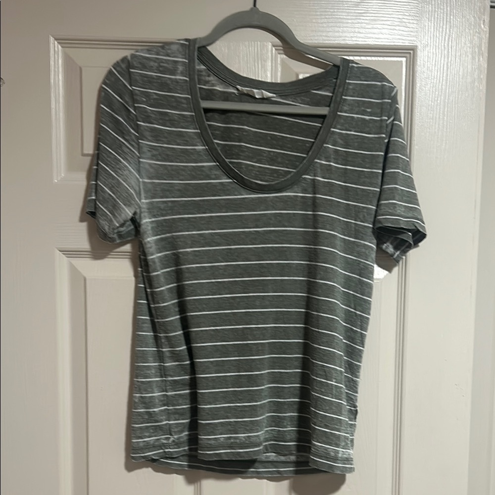 Gray Fitted Short Sleeve T-Shirt with Scoop Neckline